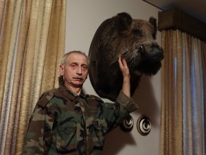 Jāzeps Korsaks Pārzina laikas - krievu-Eiropas, somu, Rietumsibīrijas, no dzinējsuņiem -Latvijas dzinējsuņus, biglus, krievu raibos dzinējsuņus, arī foksterjerus. Pašlaik pieder trīs somu laikas, un viena krievu -Eiropas laika. Mednieks kopš 1976. gada, ar suņiem nodarbojas kopš 1985 gada. Tālrunis: 29477228, e-pasts jazeps.kor@inbox.lv