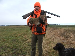 Māris Konošonoks LMKA valdes loceklis Ar medību suņiem aktīvi darbojas no 2007 gada - Rietumsibīrijas laikām, mazliet krievu-Eiropas laikām. No 2013 gada piedāvā treniņus mežacūku aplokā medību suņu iepazīstināšanai ar medījamo dzīvnieku!!! Tukuma nov, Tumes pag, „Ķirši”. Tālrunis: +31726449907